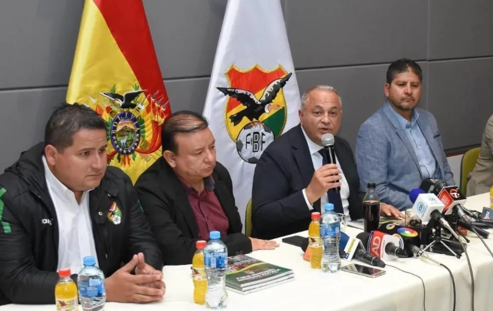 Dirigentes de la FBF y el técnico Oscar Villegas presentan el plan para las selecciones nacionales. Foto: APG.