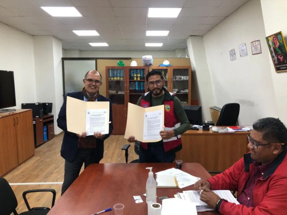 José Luis Zavala, gerente general la CNI, con el representante de la Alcaldía de El Alto. Foto: CNI