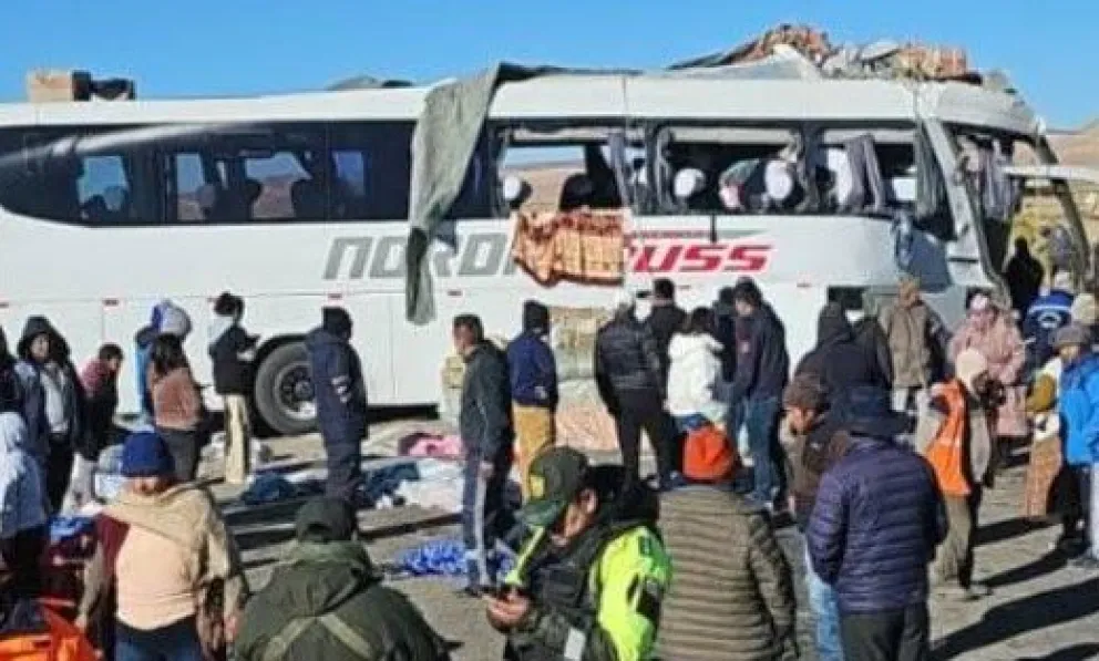 El bus se dirigía a Chile y llevaba pasajeros, según el reporte de los medios. Foto: Fides