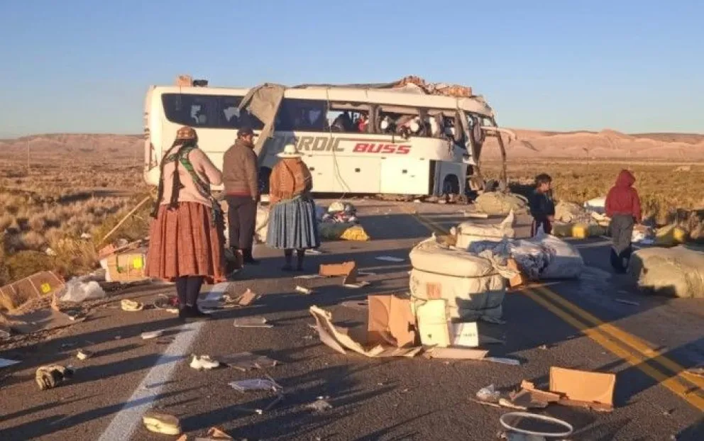El bus se dirigía a Chile y llevaba pasajeros, según el reporte de los medios. Foto: Fides