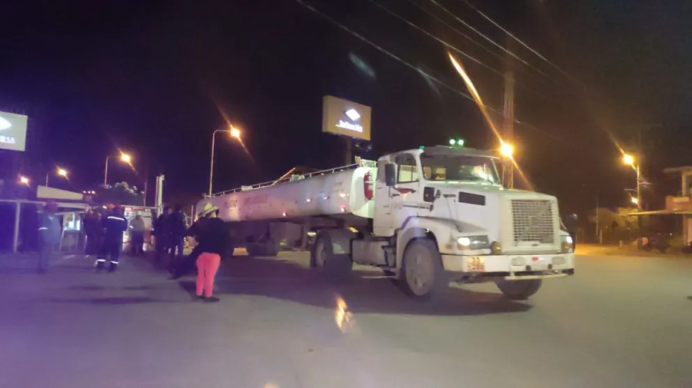 Cisternas de YPFB con combustible. El agro pide provisión regular de diésel. Foto: YPFB.