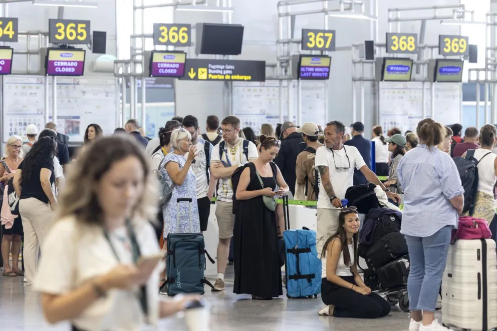 Varias personas hacen cola el viernes 19 de julio de 2024 en la zona de facturación de la T-3 del Aeropuerto de Málaga tras la incidencia global de Microsoft que afectó a numerosas empresas en todo el mundo. Foto: EFE
