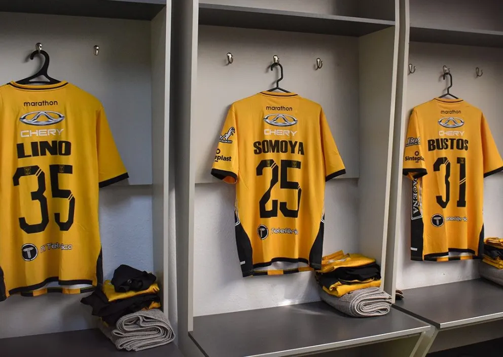 Las poleras de los jugadores atigrados antes de empezar un partido anterior. Foto: The Strongest 