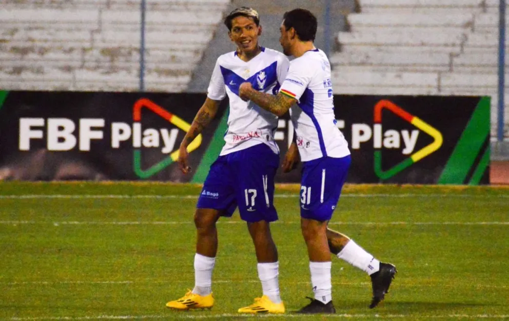 Ronaldo Sánchez (izq.) es felicitado por su compañero Hernán Rodríguez tras anotar el primero de GV. Foto. APG