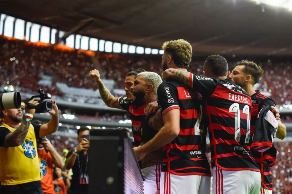 Barbosa celebra con sus compañeros el gol de penal. Foto: Flamengo.