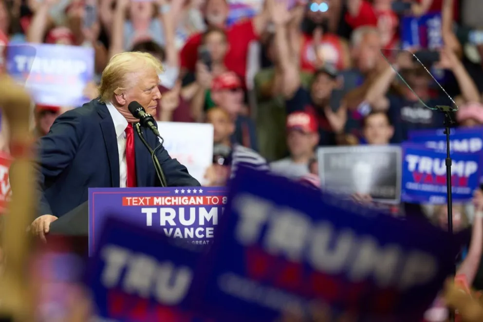 El candidato presidencial republicano Donald Trump habla en su primera manifestación conjunta con el candidato republicano a la vicepresidencia, el senador JD Vance, en Michigan, EEUU. Foto: EFE