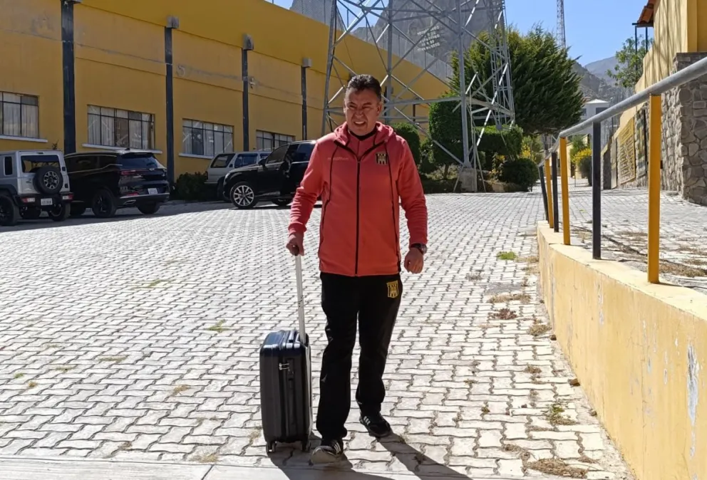 El dirigente Juan pablo Revilla abandona el Complejo de Achumani minutos antes de viajar a Oruro. Foto: Marcos Bonilla
