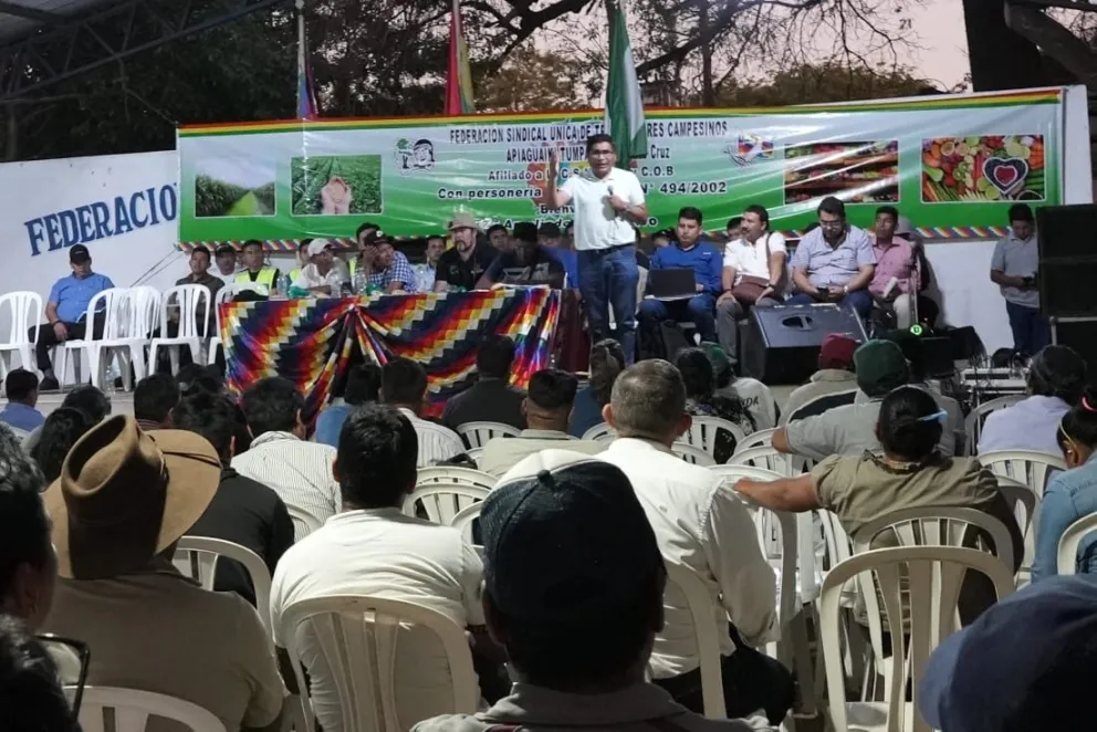 El ministro de Desarrollo Productivo y Economía Plural, Néstor Huanca, explica los proyectos estatales en Santa Cruz. Foto: Ministerio de Desarrollo Productivo.