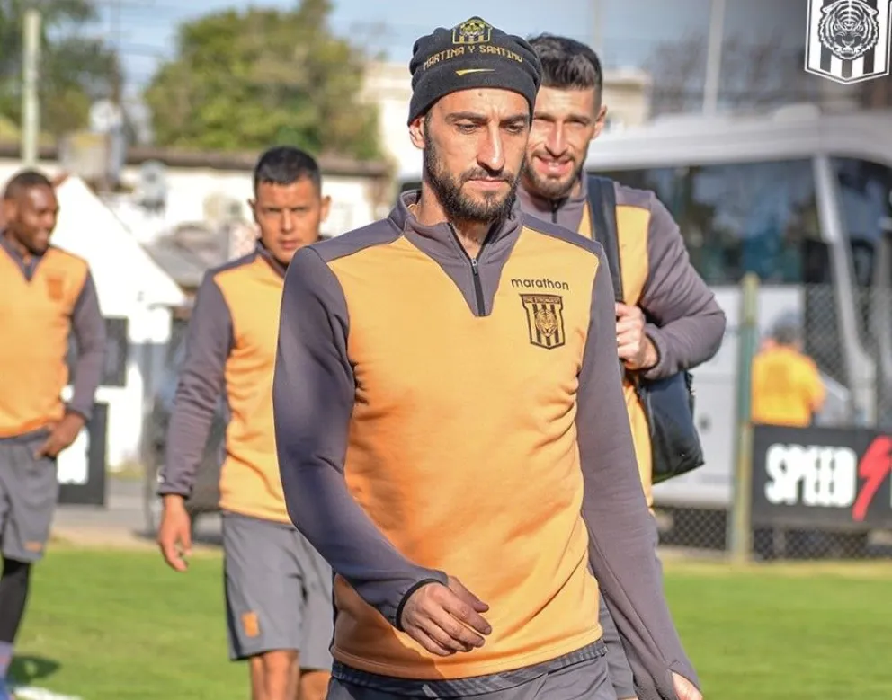 Luciano Ursino, jugador del Tigre. Atrás aparecen sus compañeros Amoroso, Bustos y Enoumba. Foto: club The Strongest