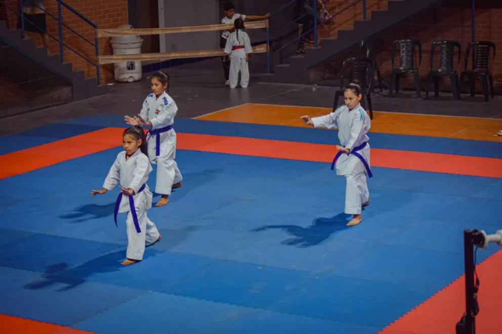Pequeñas karatecas durante la prueba de Kata. Foto: Feboka.