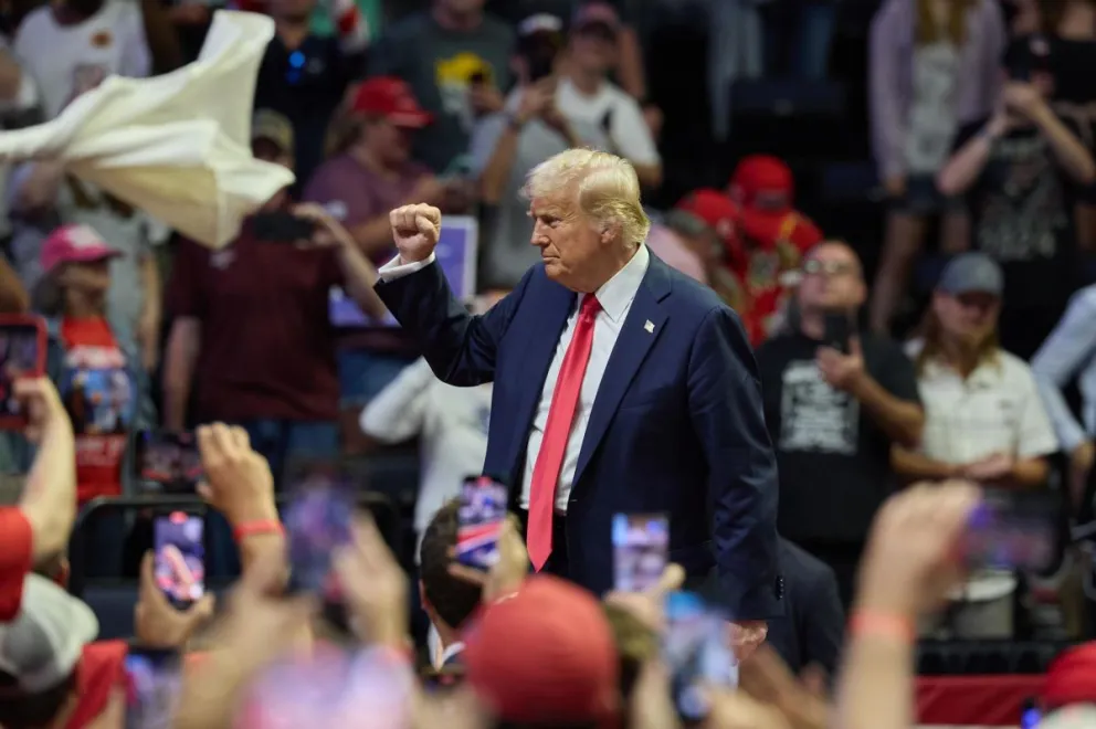 Donald J. Trump levanta el puño después de hablar en su primer mitin conjunto con el candidato republicano a la vicepresidencia, el senador JD Vance, en Michigan, EEUU. Foto: EFE