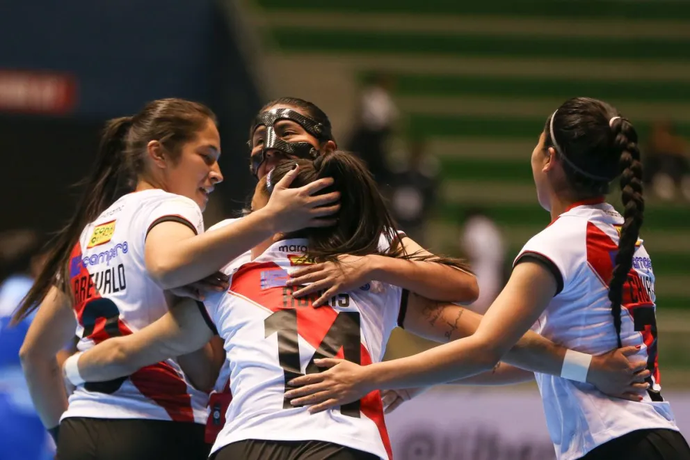 Las jugadoras del club de la banda roja celebran por uno de sus goles. Foto: Conmebol.