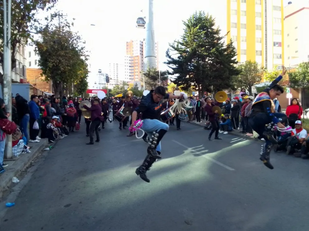 Los Reyes Zambos de Arquitectura bailan caporales. FOTO: Jorge Soruco / Visión 360
