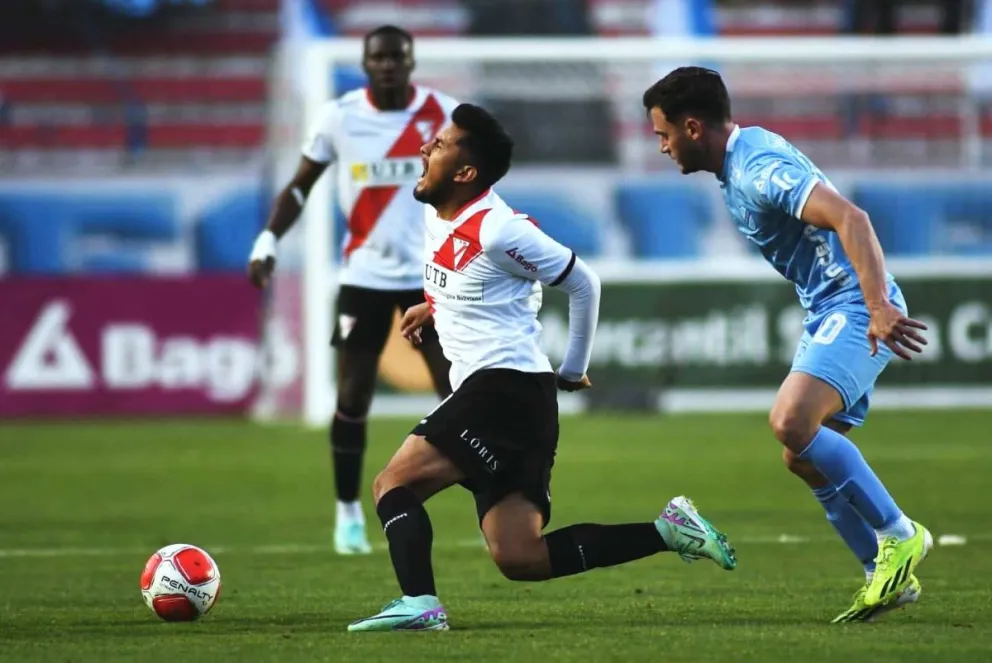 Saucedo hace una falta en contra de Terrazas en el encuentro que terminó sin goles. Foto: Always Ready