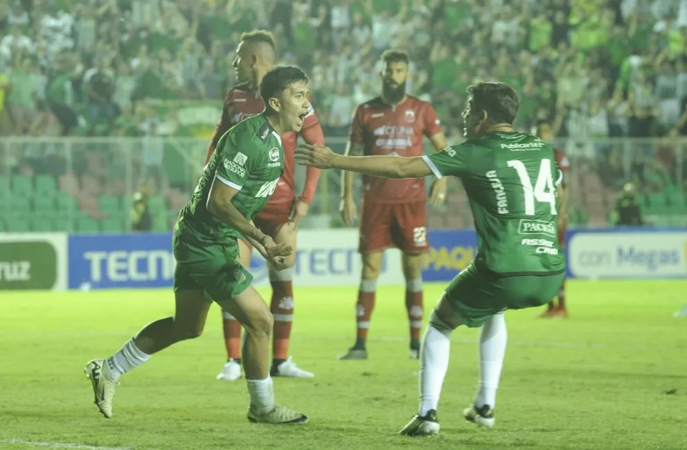 Franz Gonzales inicia el festejo después de convertir el primer gol de Oriente Petrolero. Foto: APG