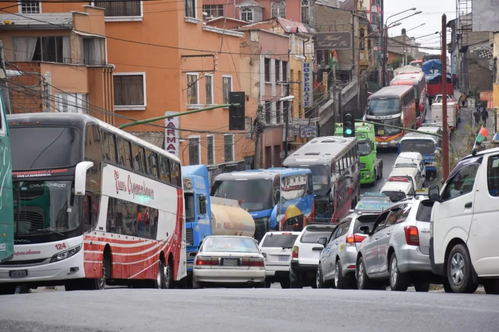 Las filas por diésel coparon varias vías troncales de La Paz los últimos días. Foto: APG