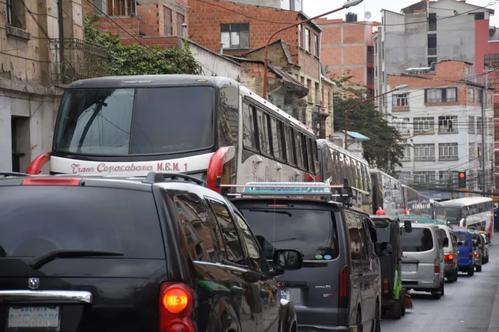 Buses de servicio interdepartamental hacen fila para recibir combustible, en la avenida Perú de La Paz. Foto: APG.
