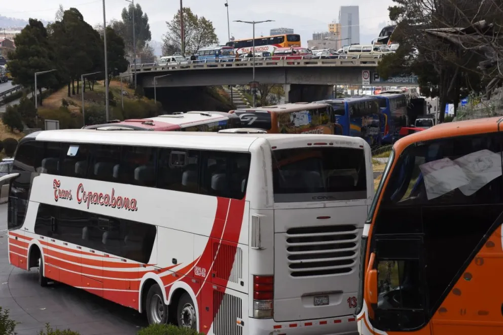 Buses y otro tipo de vehículos aguardan cargar combustible en la estación de servicio Volcán, que se ubica en la avenida Montes. Foto: APG.
