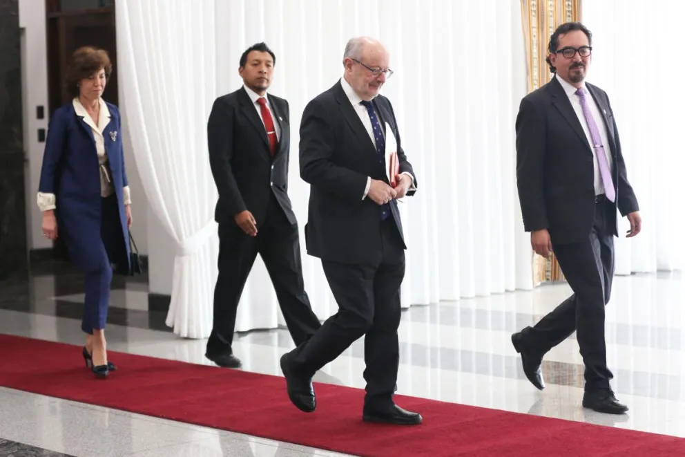 El embajador de España en Bolivia, Fernando García Casas, asiste a la presentación de cartas credenciales este lunes, en la Casa Grande (sede de Gobierno). Foto: EFE