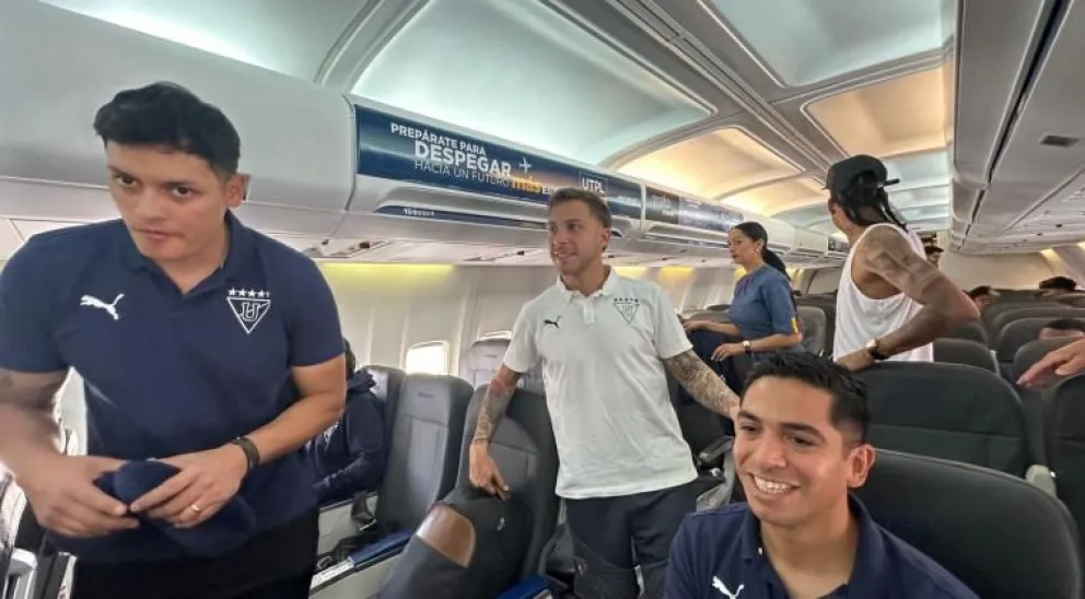 Los jugadores ecuatorianos en el avión que los trasladó al país. Foto Primicia