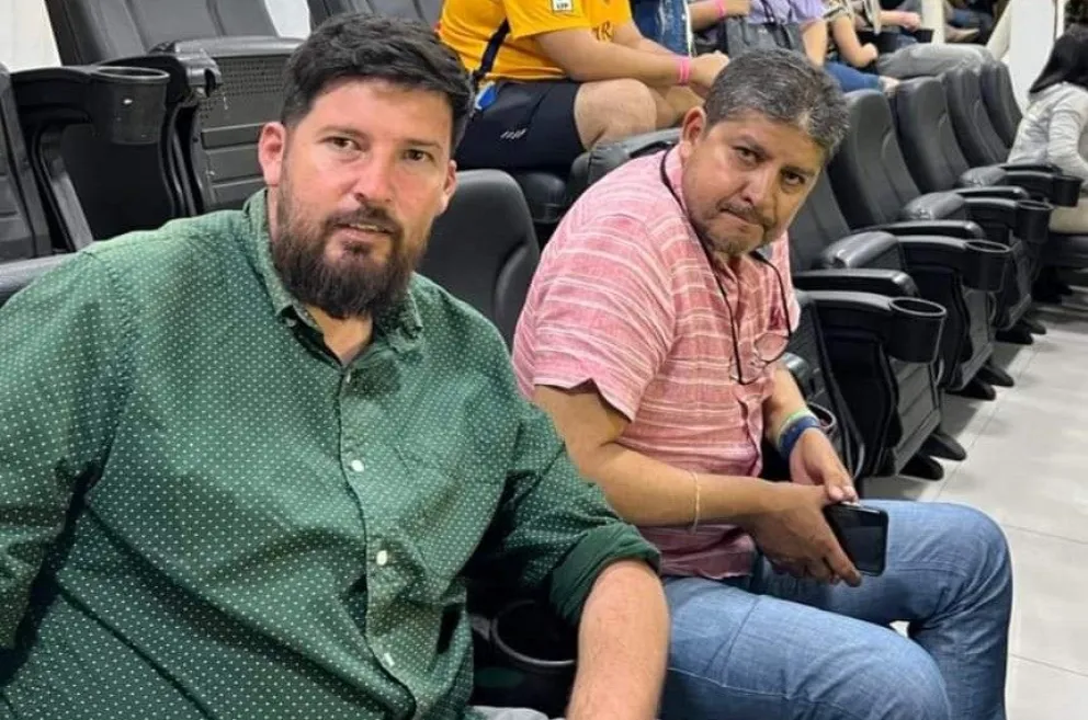 Cristian Farah (izq.) y Oscar Villegas vieron el domingo el partido entre Oriente y Guabirá en Santa Cruz. Foto: La Red Deportiva de Bolivia.