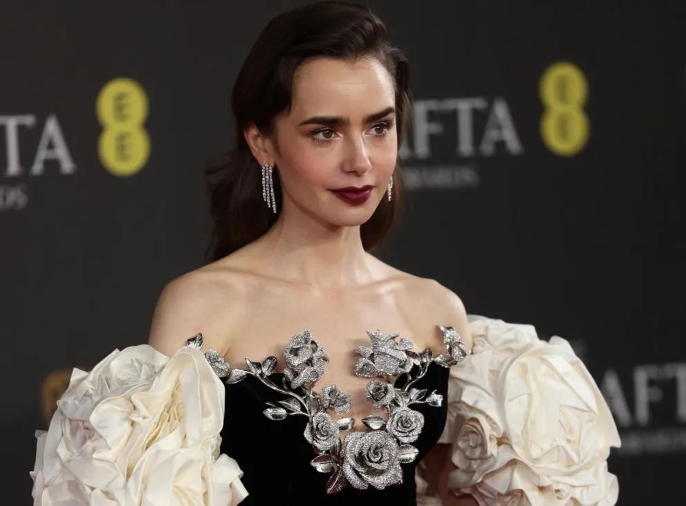 Fotografía de archivo en donde se ve a la actriz Lily Collins, quien interpreta a Emily para la serie de Netflix. Foto: EFE
