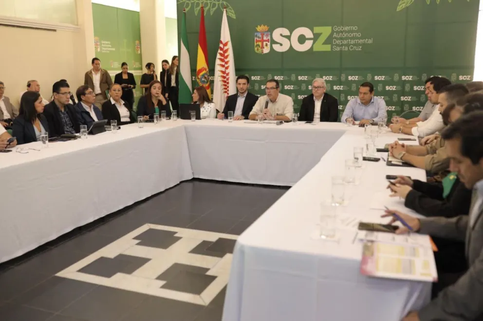 El gobernador en ejercicio de Santa Cruz, Mario Aguilera, dirige la reunión de análisis de la situación financiera del gobierno departamental.  Foto: Gobernación de Santa Cruz.