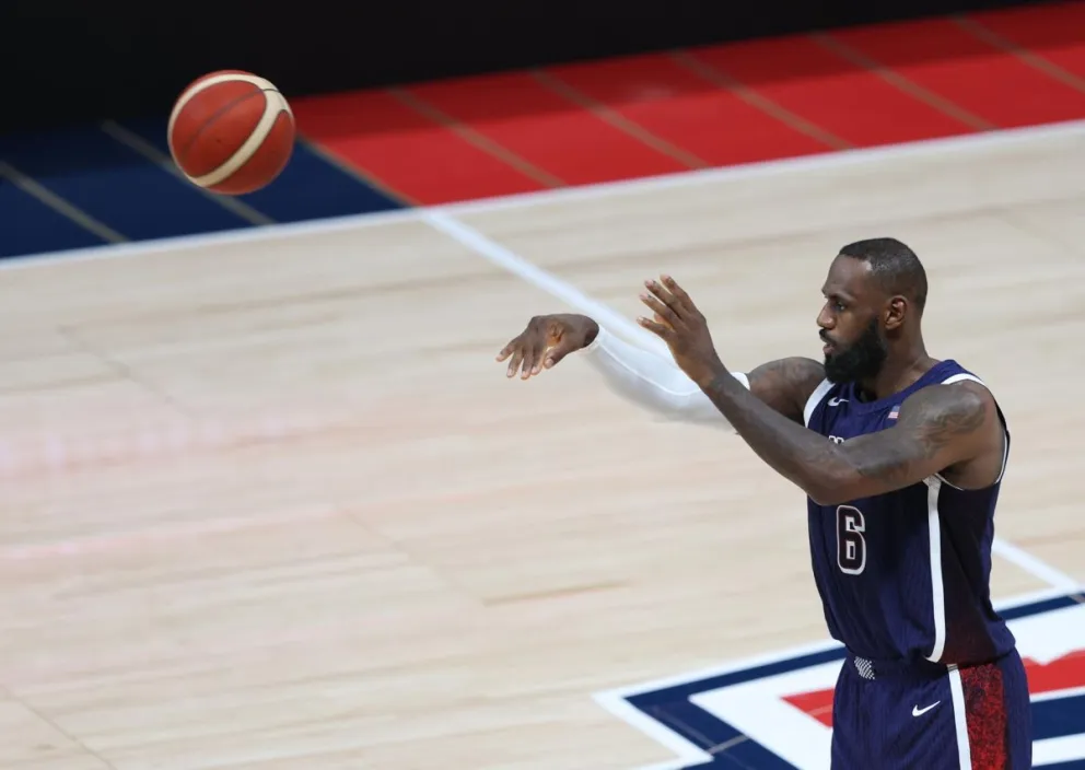 LeBron James durante un partido entre Estados Unidos y Australia. Foto: EFE.
