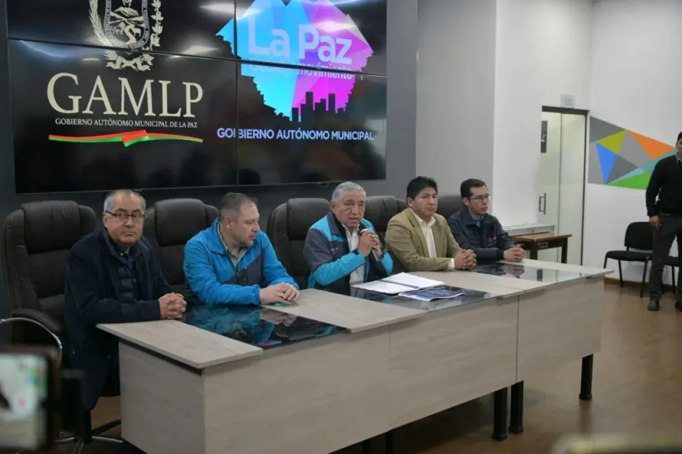 Reunión de autoridades locales y nacionales en la que se analizó la probabilidad de sismo en el país. Foto: AMUN