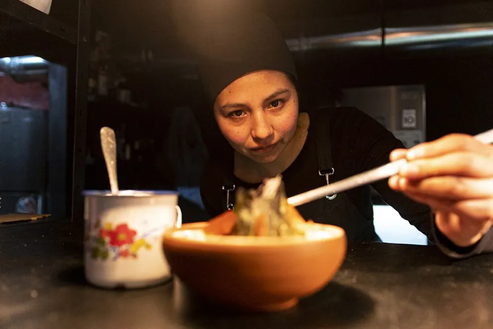 Uno de los chefs de Mi Chola sirve uno de los platos.  FOTO: Carlos Moreira