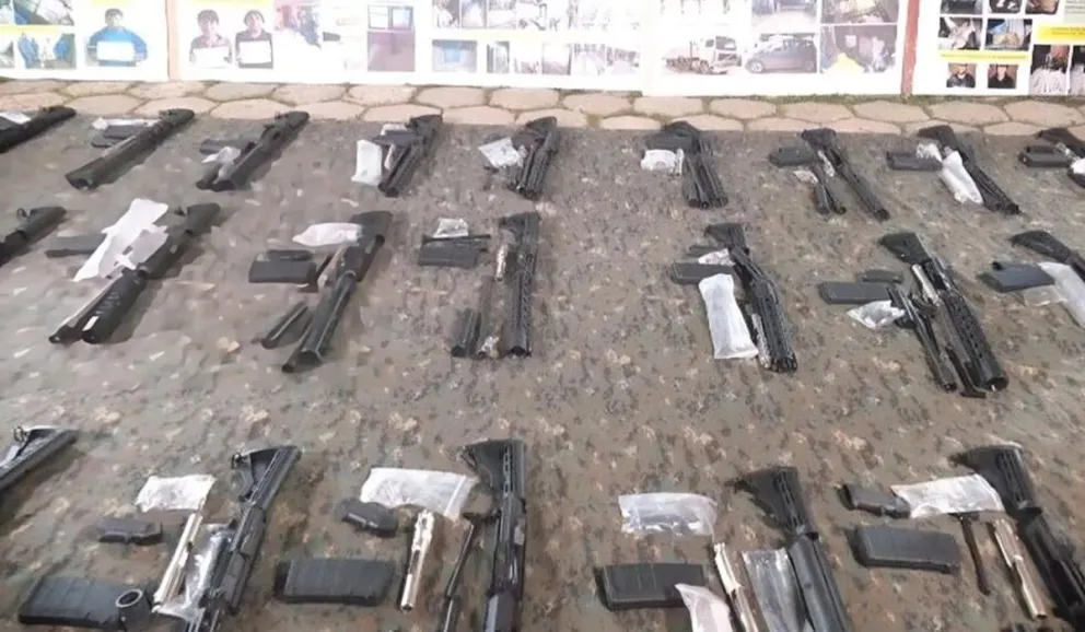 El armamento decomisado por los agentes antidroga. Foto: ABI