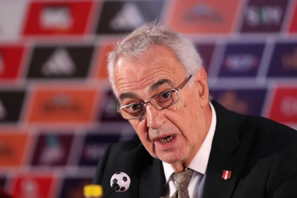  Jorge Fossati, el entrenador de la selección peruana, en una conferencia de prensa. Foto: EFE