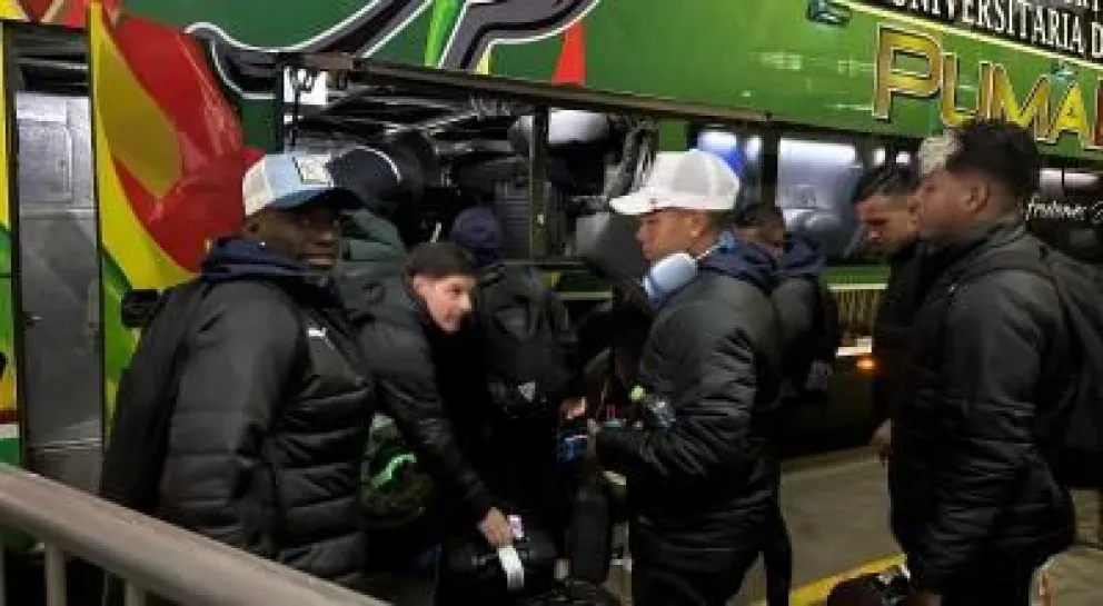 Jugadores de Liga de Quito descienden del bus que los trasladó del aeropuerto de El Alto a su hotel en la zona sur. Foto: Primicias (Ecuador)