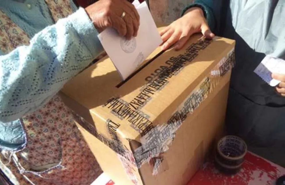 Una persona emite su voto. Foto: Abi