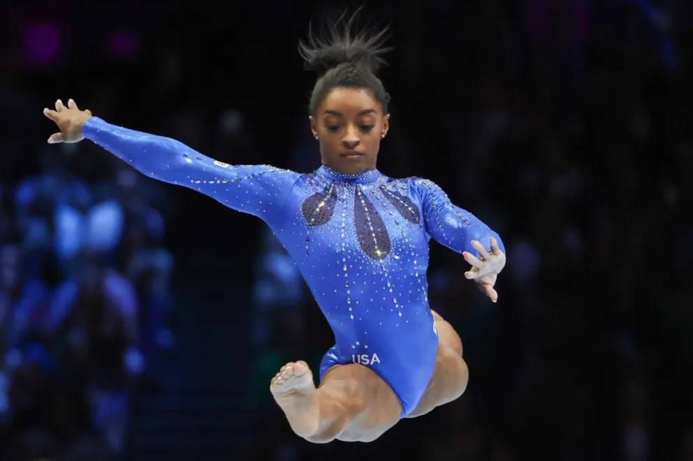 Simone Biles en acción, una de las grandes figuras que recuperó el deporte mundial. Foto EFE