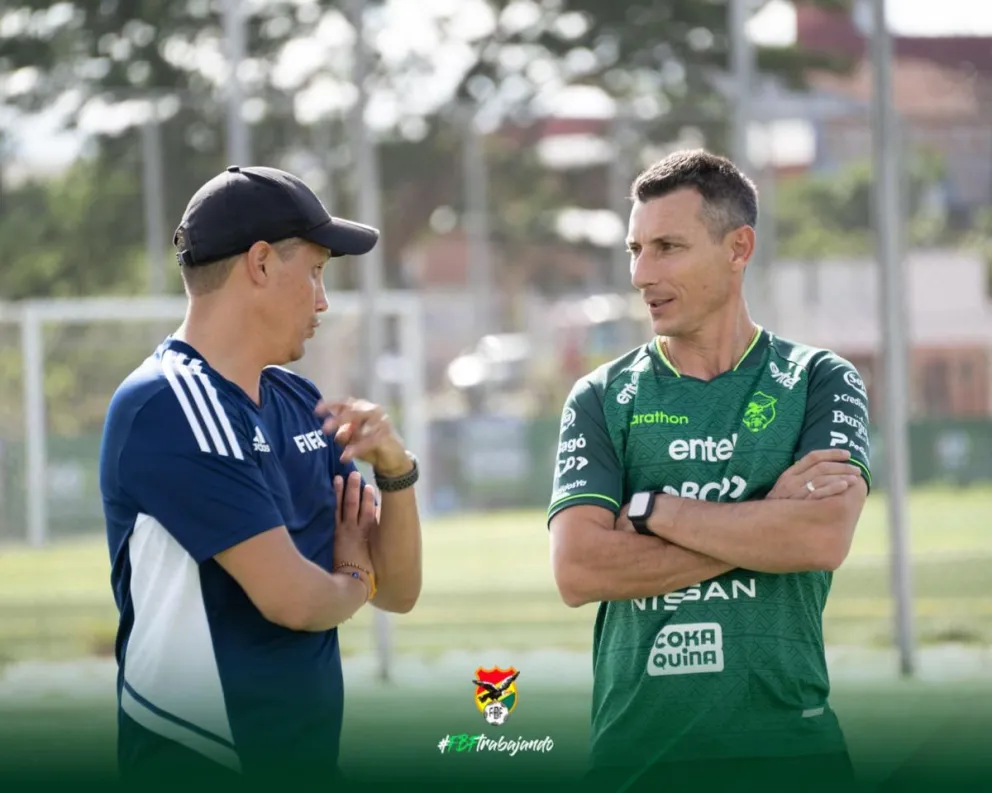 Juan Carlos García (izq.), responsable del FIFA Talent Coach en Bolivia junto al técnico Pablo Escobar. Foto: FBF