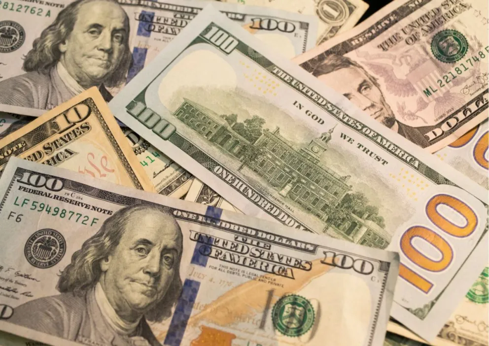El dólar en el mercado paralelo se cotiza encima de 10 bolivianos.