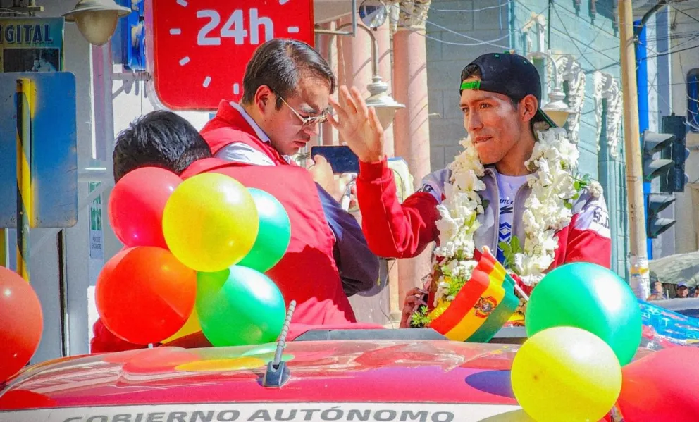 Garibay con la guirnalda de flores en la caravana previo a su traslado a La Paz. Foto: Gobernación de Oruro.