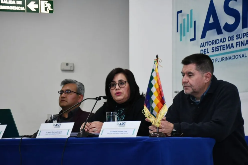 Autoridades de la ASFI, al centro la directora Ivette Espinoza, brindan conferencia de prensa. Foto: APG