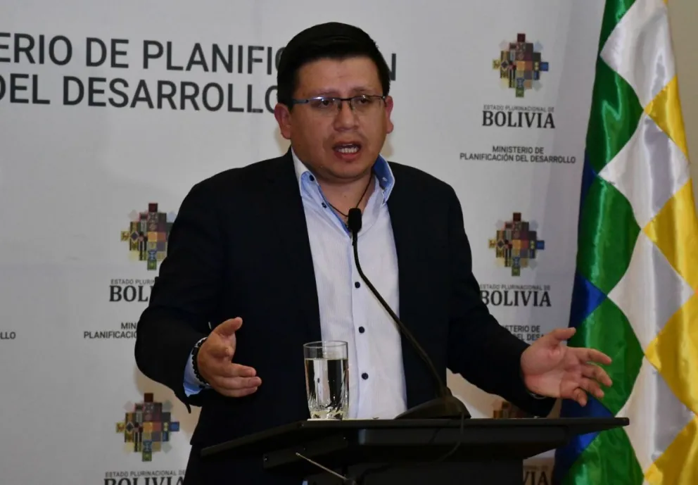 El ministro de Planificación del Desarrollo, Sergio Cusicanqui, brinda conferencia de prensa. Foto: APG