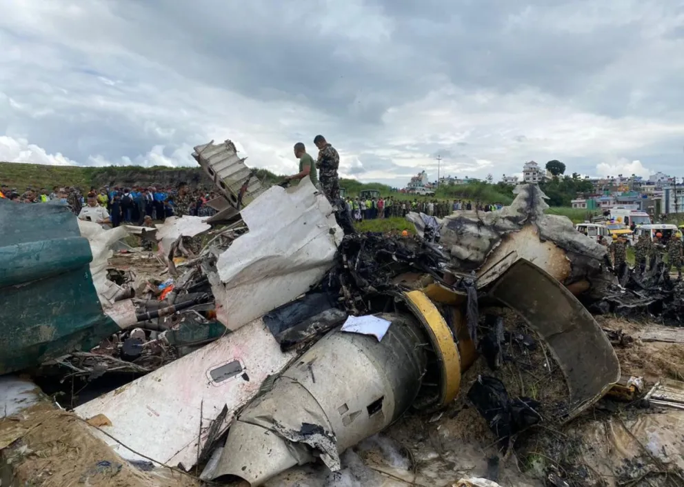 El lugar del accidente aéreo en el aeropuerto internacional de Tribhuvan en Katmandú. Foto: EFE