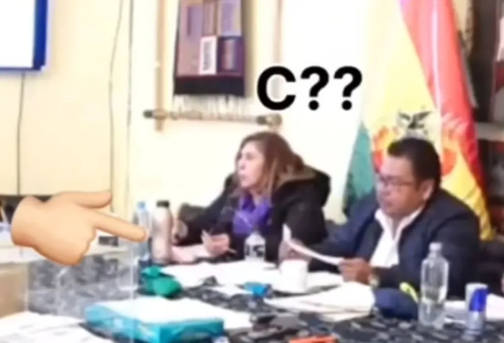 La senadora Arce durante las pruebas orales, señalando una de las respuestas. Foto: Captura de video