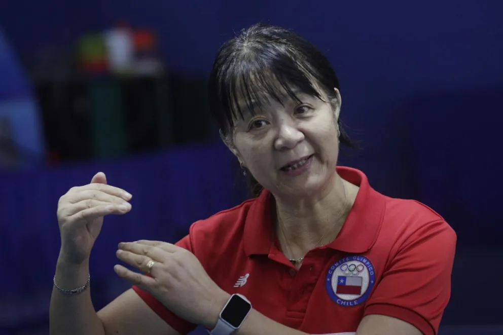 La jugadora de tenis de mesa chilena de origen chino, Zhiying Zeng, también conocida como Tania Zeng, fue registrada durante una entrevista. Foto: EFE