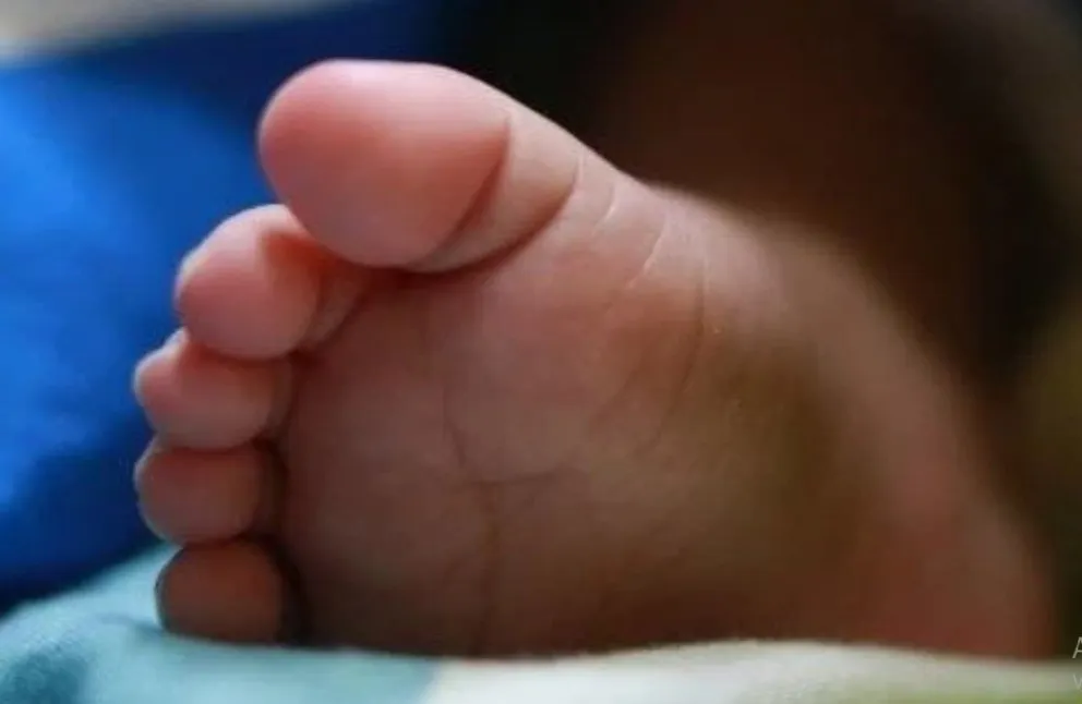 Una imagen referencial sobre el pie de un bebé. Foto: FGE