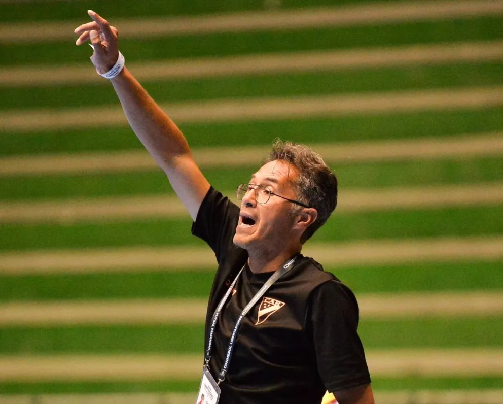 El DT Luis Herrera da indicaciones en el partido ante Jap, en el debut de Always Ready. Foto APG