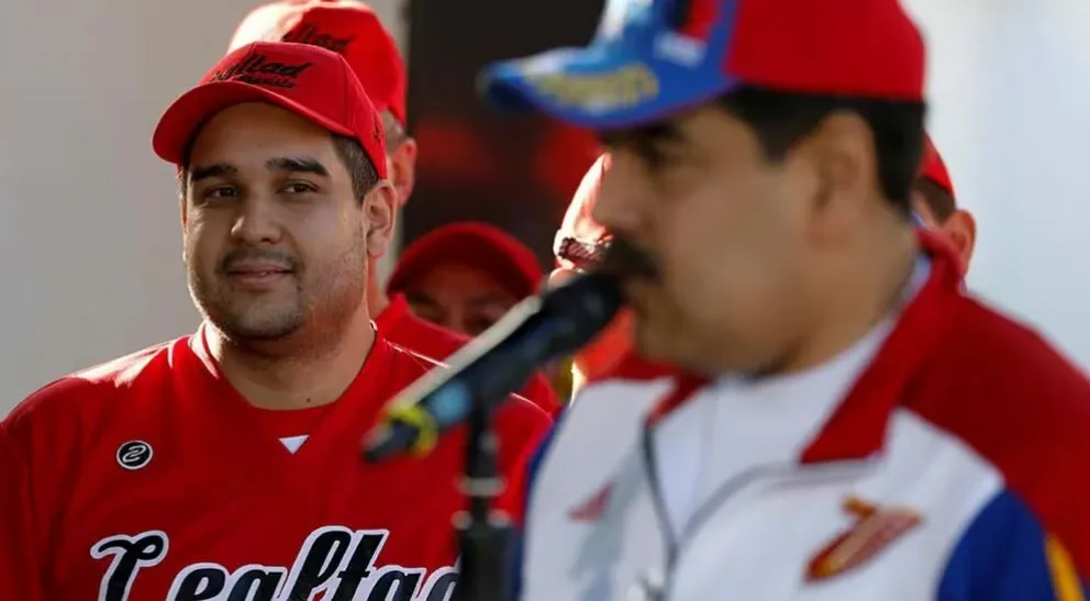 Nicolás Maduro Guerra al lado de su padre, Nicolás Maduro. Foto: Infobae
