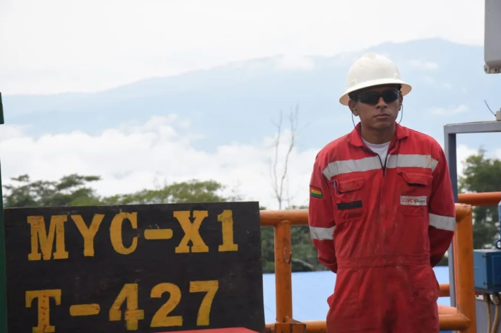 Un trabajador en el pozo Mayaya Centro-X1 en el municipio de Alto Beni, La Paz. Foto: APG