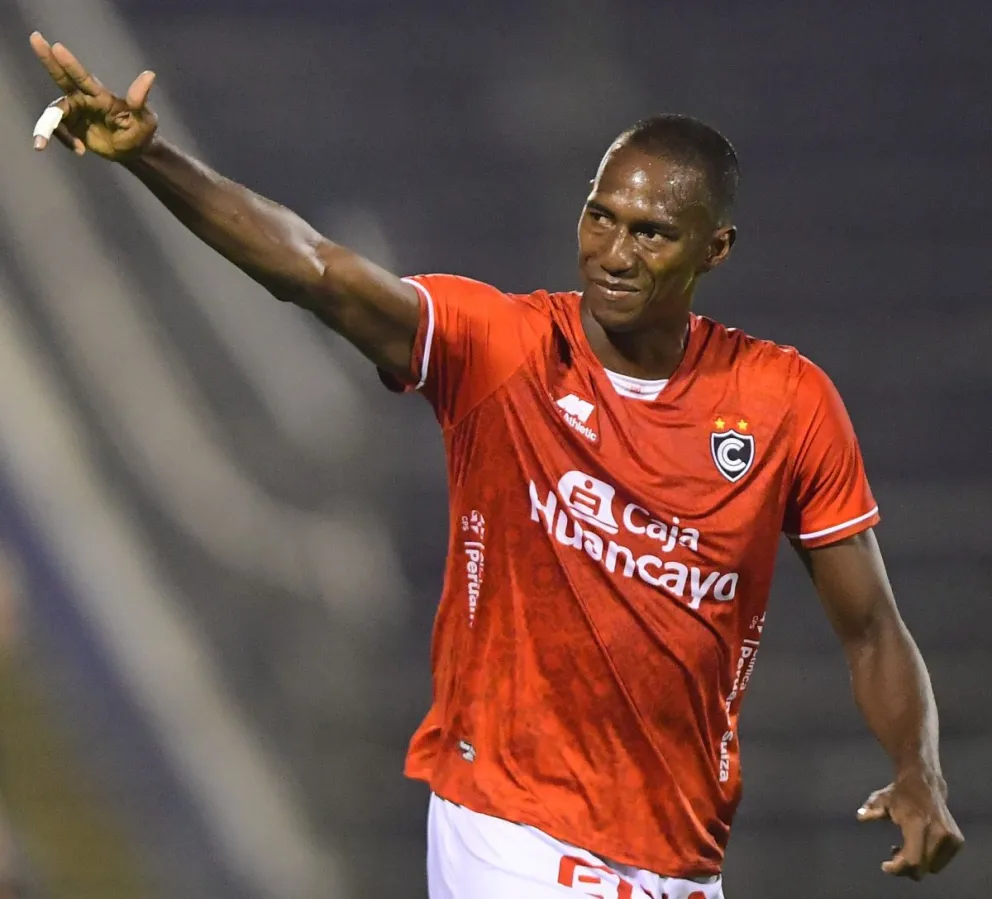 Abdiel Ayarza con la camiseta del Cienciano de Cusco, donde llegó en 2020. Su futuro puede estar en el Tigre. Foto: Depor. 
