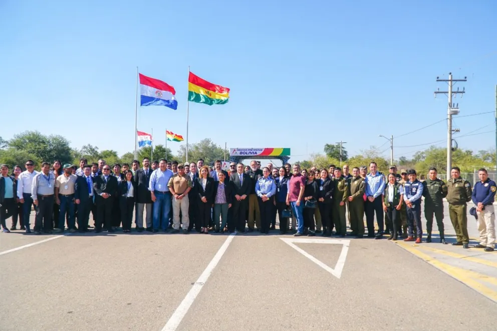Comisiones de ambos países en el paso fronterizo. Foto: Cancillería
