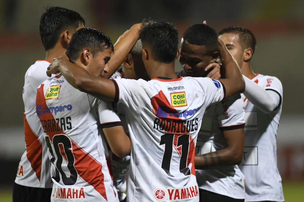 Los jugadores de Always Ready celebran uno de los goles anotados en el estadio Municipal. Foto Always Ready